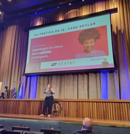 Luana Moro, co-fundadora e CEO da Skylar, palestrando sobre o case da Skylar.