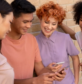 Pessoa sorridentes olhando para um celular