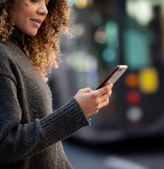 Mulher mexendo ao celular