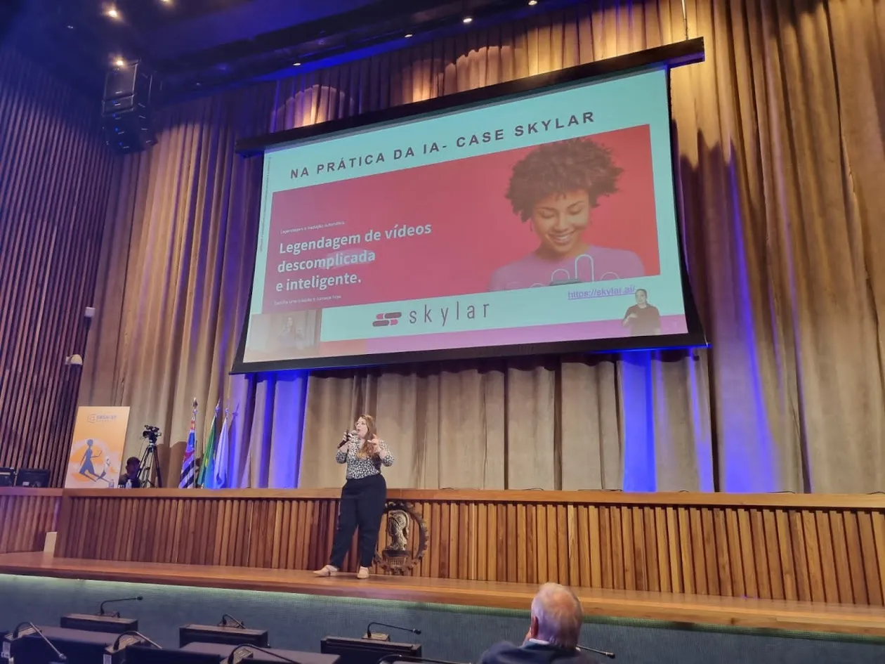Luana Moro, co-fundadora e CEO da Skylar, palestrando sobre o case da Skylar.