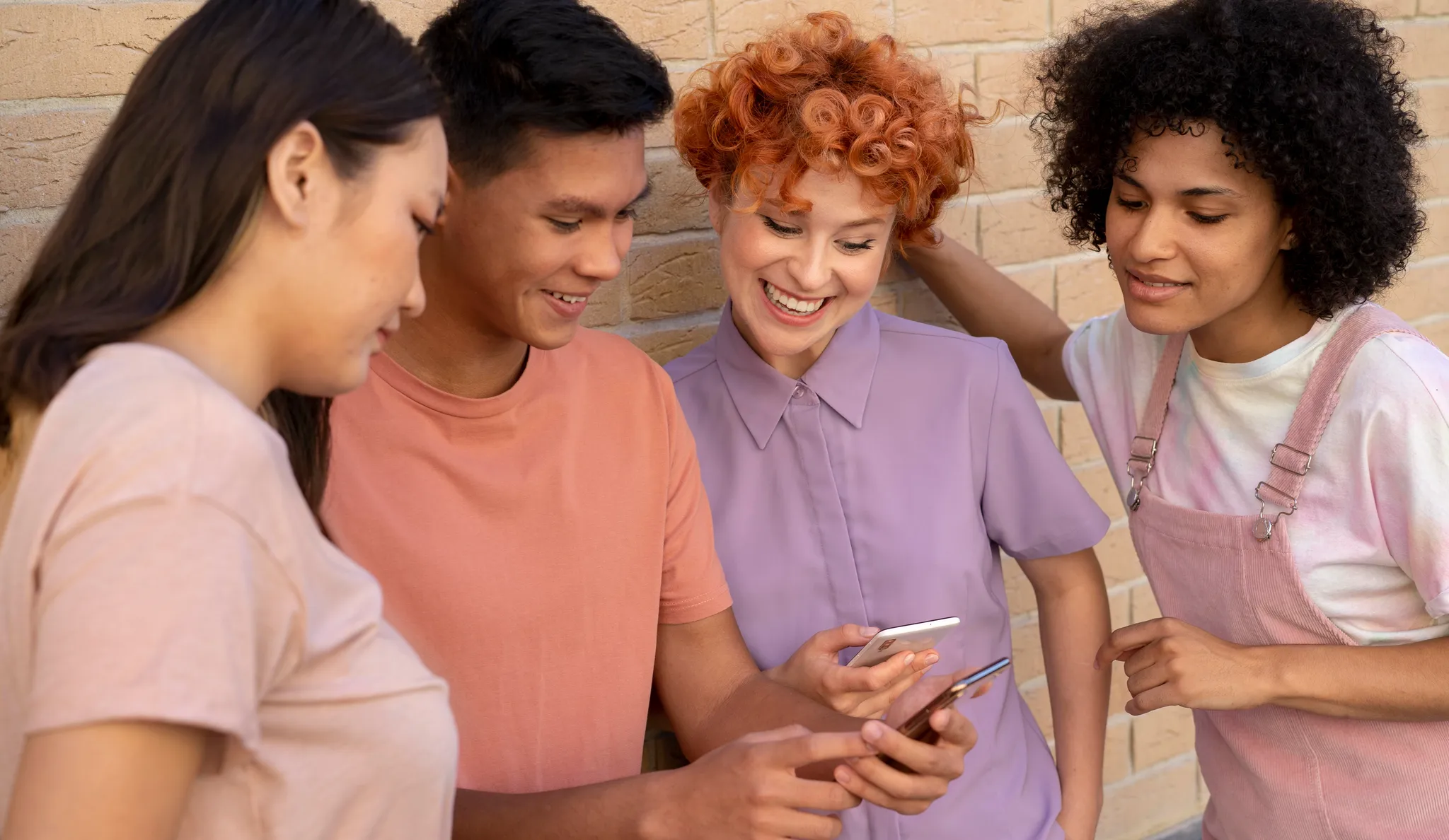 Pessoa sorridentes olhando para um celular